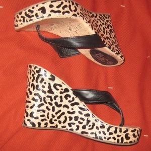 385 Fifth Platform Sandals Size 6 Leopard print